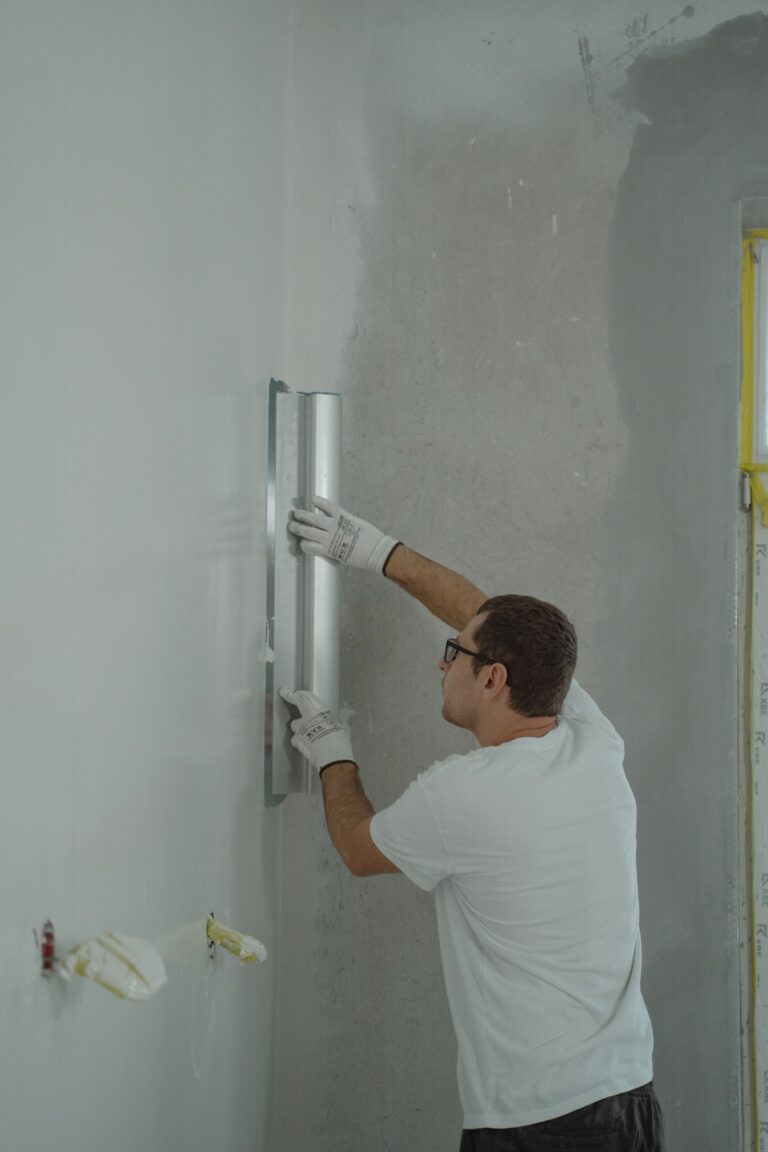 Préparation et rénovation d’un mur avant mise en peinture